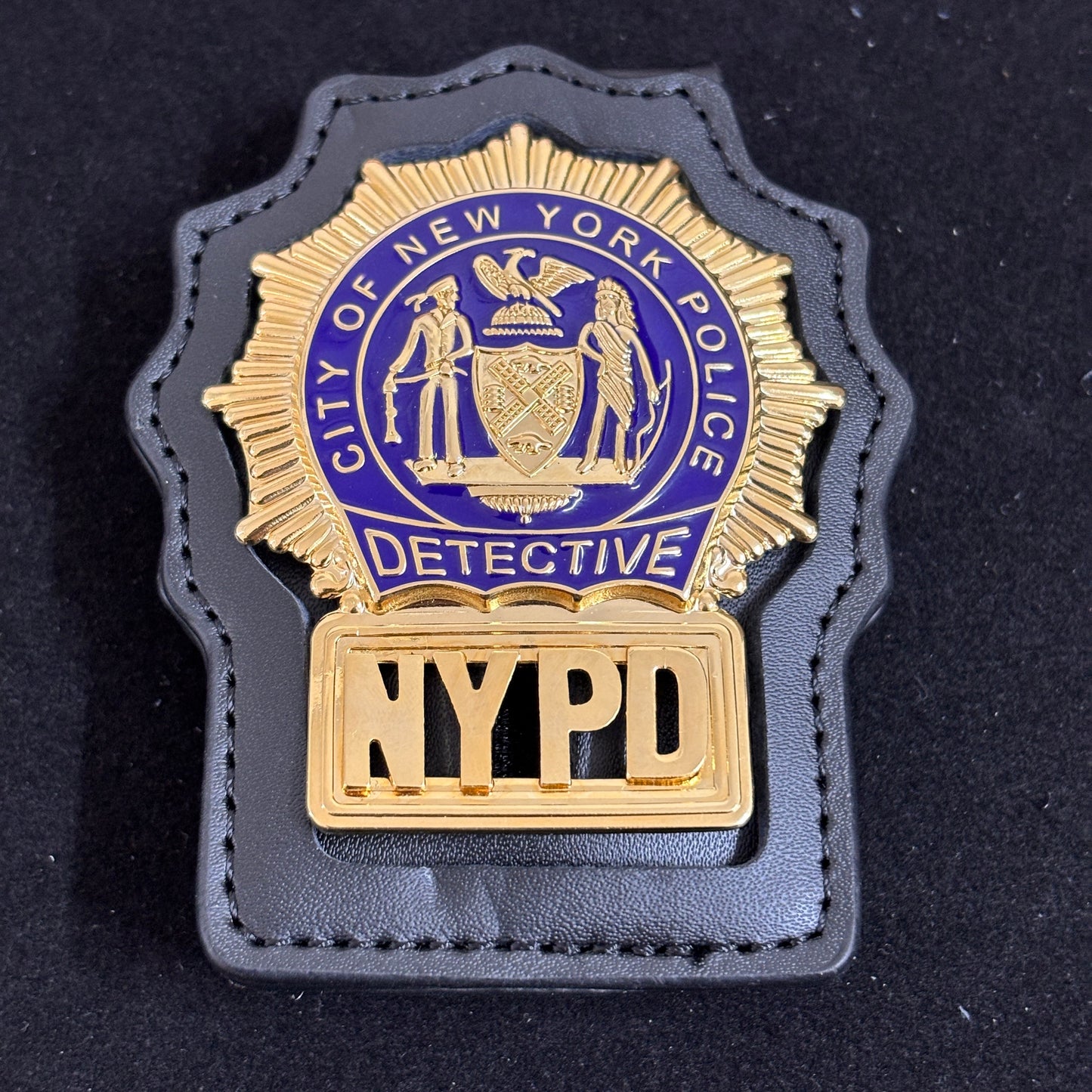 Replik eines New Yorker Polizeidetektivabzeichens des NYPD, Filmrequisiten 