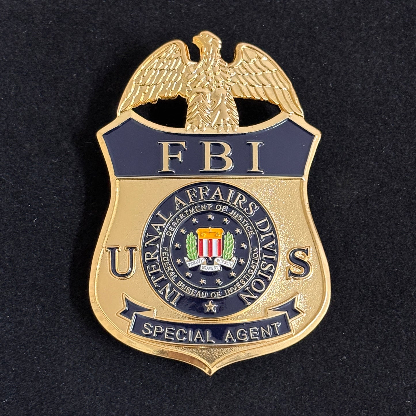 Replik eines Spezialagentenabzeichens der Abteilung für innere Angelegenheiten des US-FBI, Filmrequisiten 